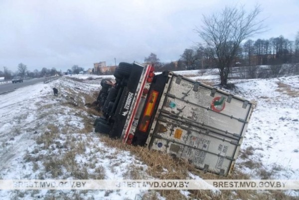 В Брестской области фура «ушла» в кювет В Брестской области фура «ушла» в кювет