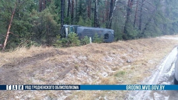 Маршрутка опрокинулась на трассе, шесть человек пострадали. Вы видели, какие у нее шины? Маршрутка опрокинулась на трассе, шесть человек пострадали. Вы видели, какие у нее шины?