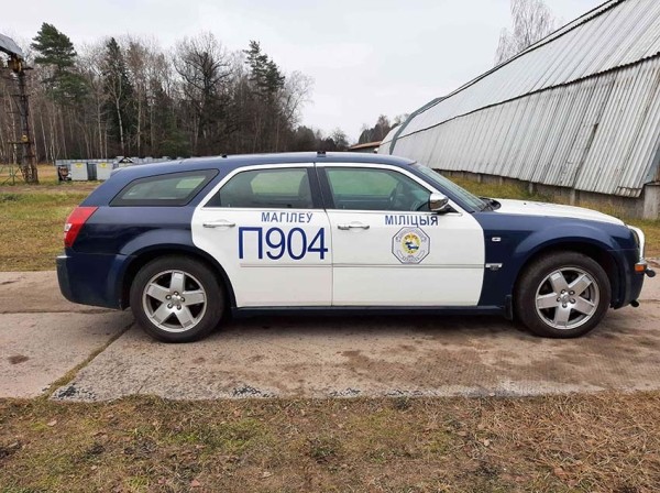 МВД продолжает распродавать Chrysler 300С из гаража ГАИ. Почем продают два авто?