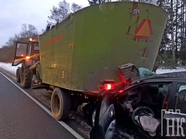 Жесткое ДТП в Каменецком районе: автомобиль врезался в трактор Жесткое ДТП в Каменецком районе: автомобиль врезался в трактор