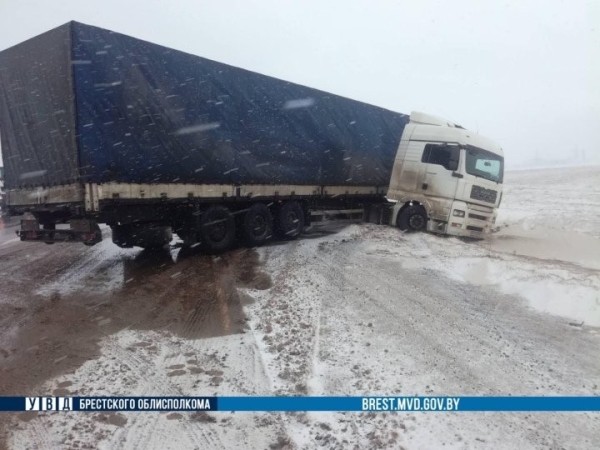 В Пинском районе фура съехала в кювет. ГАИ рассказала подробности В Пинском районе фура съехала в кювет. ГАИ рассказала подробности