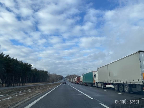 Более 3340 грузовиков стоят в очереди на границе с Евросоюзом Более 3340 грузовиков стоят в очереди на границе с Евросоюзом