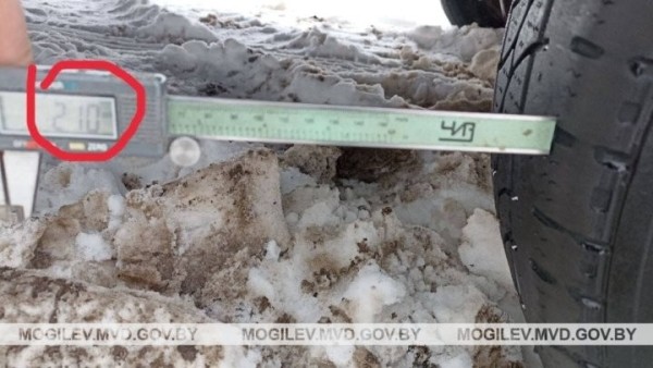 Маршрутка опрокинулась на трассе, шесть человек пострадали. Вы видели, какие у нее шины? Маршрутка опрокинулась на трассе, шесть человек пострадали. Вы видели, какие у нее шины?