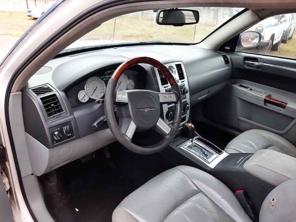 МВД продолжает распродавать Chrysler 300С из гаража ГАИ. Почем продают два авто?