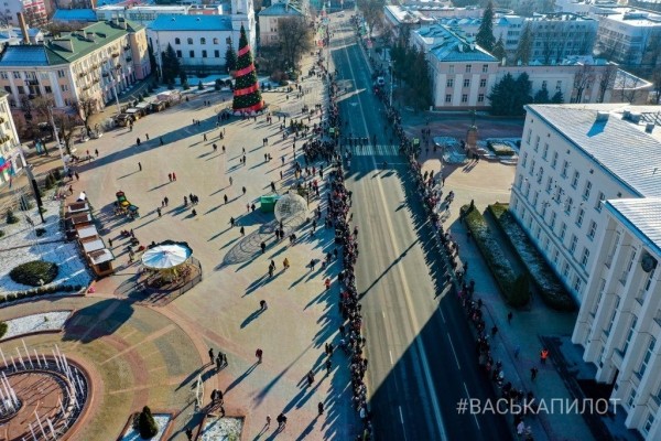 Посмотрите с высоты. Сегодня в Бресте провели рождественский парад
             
                Посмотрите с высоты. Сегодня в Бресте провели рождественский парад