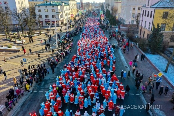 Посмотрите с высоты. Сегодня в Бресте провели рождественский парад
             
                Посмотрите с высоты. Сегодня в Бресте провели рождественский парад