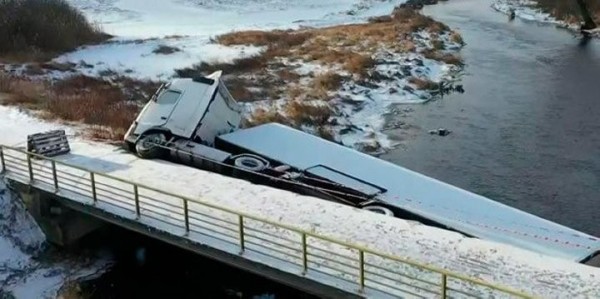 В Польше с моста упала фура. Так белорусский дальнобойщик объезжал очередь на границе В Польше с моста упала фура. Так белорусский дальнобойщик объезжал очередь на границе