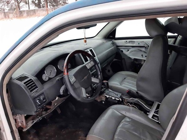 МВД продолжает распродавать Chrysler 300С из гаража ГАИ. Почем продают два авто?