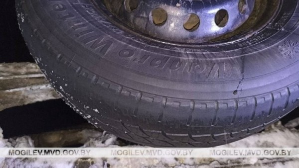 Маршрутка опрокинулась на трассе, шесть человек пострадали. Вы видели, какие у нее шины? Маршрутка опрокинулась на трассе, шесть человек пострадали. Вы видели, какие у нее шины?