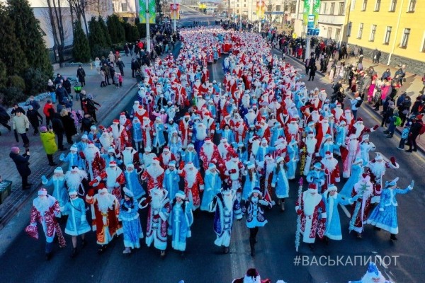 Посмотрите с высоты. Сегодня в Бресте провели рождественский парад
             
                Посмотрите с высоты. Сегодня в Бресте провели рождественский парад