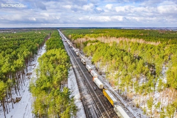 Читатель: Вновь образовалась огромная очередь в пункт пропуска Козловичи. В настоящий момент она подбирается к Тельмам-1
Читатель: Вновь образовалась огромная очередь в пункт пропуска Козловичи. В настоящий момент она подбирается к Тельмам-1
