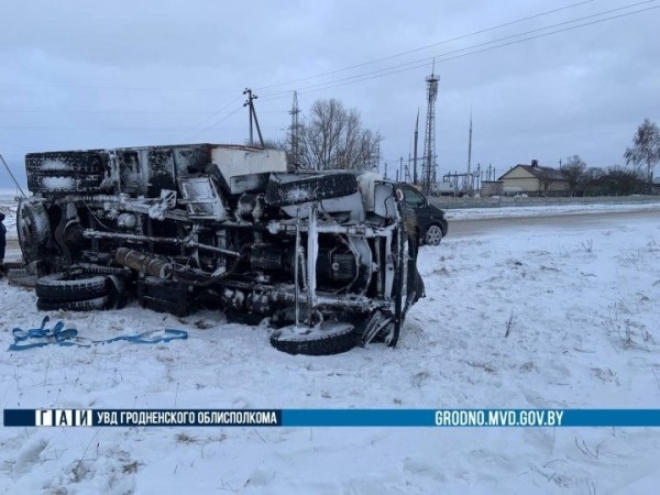 Около 100 литров алкоголя разлилось на дороге под Гродно