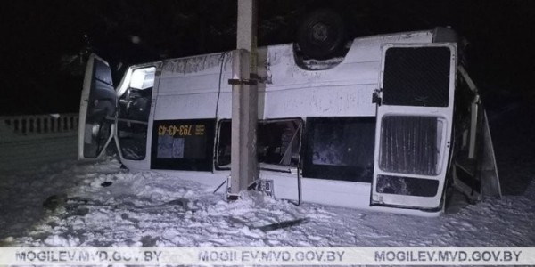 Маршрутка опрокинулась на трассе, шесть человек пострадали. Вы видели, какие у нее шины? Маршрутка опрокинулась на трассе, шесть человек пострадали. Вы видели, какие у нее шины?