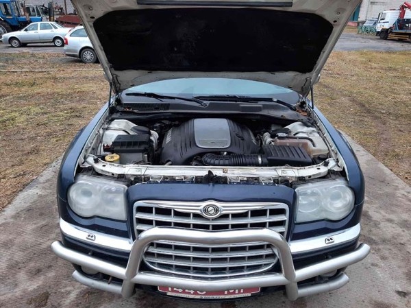 МВД продолжает распродавать Chrysler 300С из гаража ГАИ. Почем продают два авто?