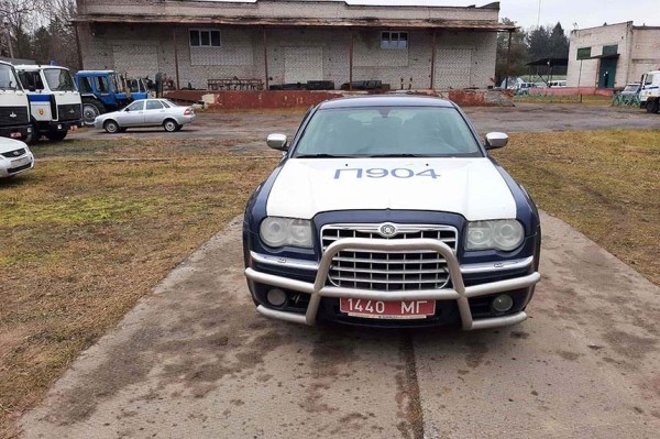 МВД продолжает распродавать Chrysler 300С из гаража ГАИ. Почем продают два авто?