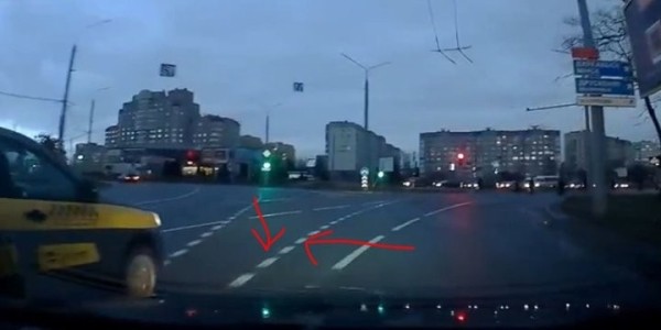 Вопрос по ПДД. Водитель уверен, что не нарушал, перестроившись на кольце