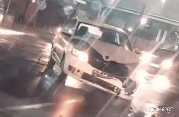 Читатель: Вчера в Бресте на Мошенского автомобиль такси столкнулся с легковушкой
             
                Читатель: Вчера в Бресте на Мошенского автомобиль такси столкнулся с легковушкой