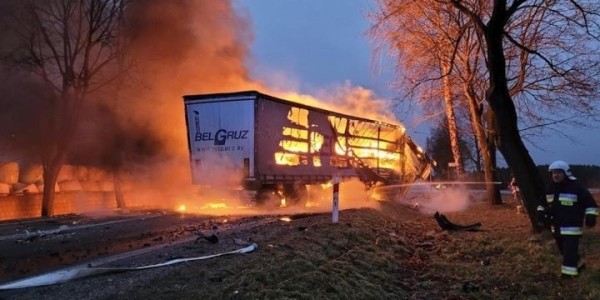 На польской дороге столкнулись два грузовика. За рулем одного из них был белорус, он погиб