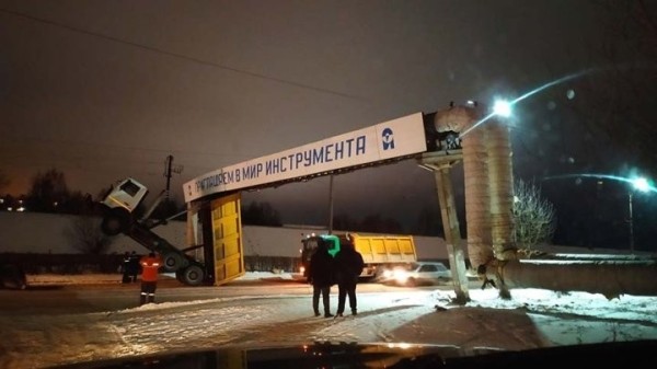 Вот какой трюк исполнил МАЗ в Орше. Все из-за поднявшегося кузова