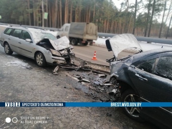 Занесло на летней резине. На Брестчине произошло ДТП с выездом на встречную полосу Занесло на летней резине. На Брестчине произошло ДТП с выездом на встречную полосу