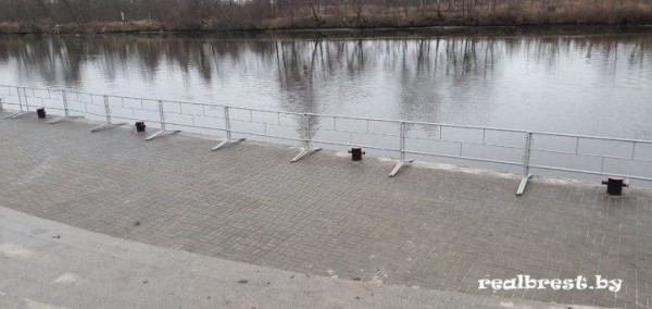 
                Удержат ли пластиковые хомуты ограждения на набережной в Бресте?
            