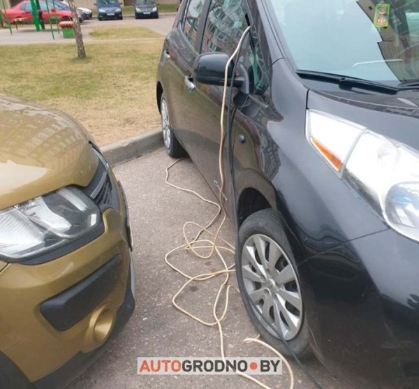 В Гродно заряжают Nissan Leaf с пятого этажа высотки. Как тебе такое, Илон Маск? В Гродно заряжают Nissan Leaf с пятого этажа высотки. Как тебе такое, Илон Маск?