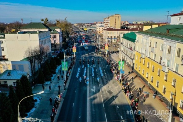 Посмотрите с высоты. Сегодня в Бресте провели рождественский парад
             
                Посмотрите с высоты. Сегодня в Бресте провели рождественский парад