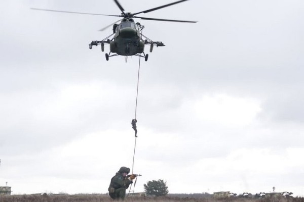 Под Брестом военные отработали элементы беспрашютного десантирования Под Брестом военные отработали элементы беспрашютного десантирования