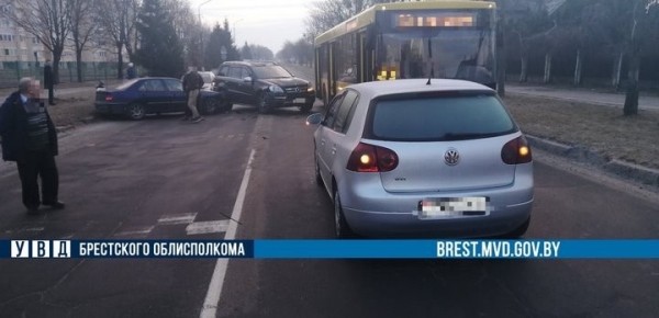 В Пинске произошло тройное ДТП В Пинске произошло тройное ДТП