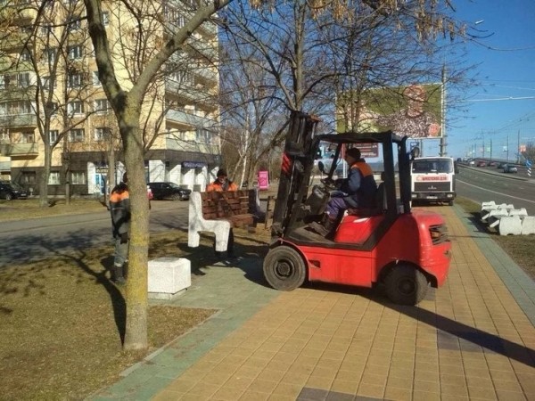 Новые скамейки установлены на проспекте Машерова в Бресте