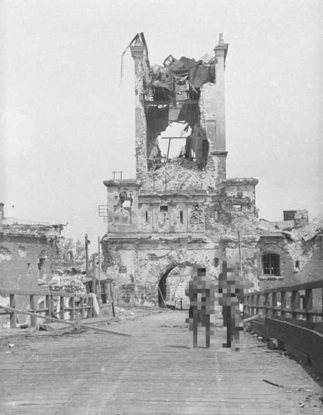 Вид на Тереспольские ворота после окончания боевых действий в крепости Брест-Литовск, июль 1941 г.
Вид на Тереспольские ворота после окончания боевых действий в крепости Брест-Литовск, июль 1941 г.