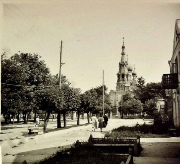 Брест, 1943 год. На заднем плане Свято-Николаевская Братская церковь
             
                Брест, 1943 год. На заднем плане Свято-Николаевская Братская церковь