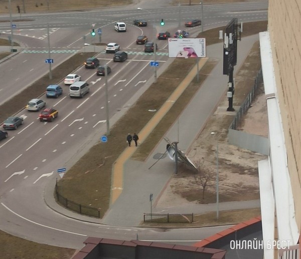 Читатель: В Бресте на Я.Купалы дерево упало в сторону дома. Вот ещё сегодняшние последствия сильного ветра
Читатель: В Бресте на Я.Купалы дерево упало в сторону дома. Вот ещё сегодняшние последствия сильного ветра