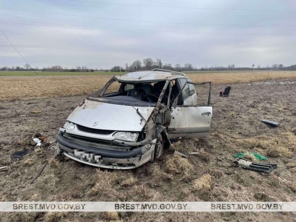 В Брестской области нетрезвый водитель съехал на автомобиле в кювет и опрокинулся