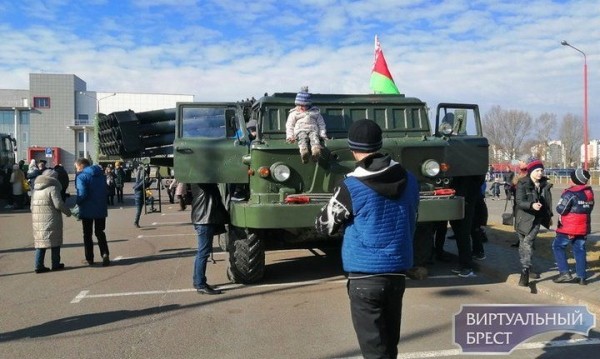 Выставка вооружения, военной и специальной техники Брестского гарнизона прошла у «ледового»
             
                Выставка вооружения, военной и специальной техники Брестского гарнизона прошла у «ледового»