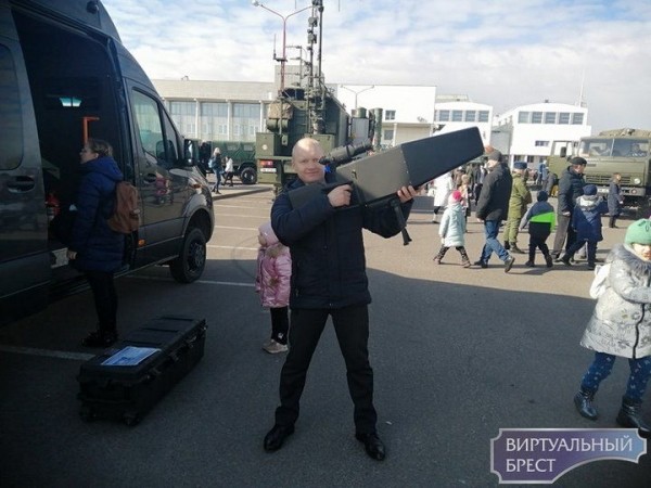 Выставка вооружения, военной и специальной техники Брестского гарнизона прошла у «ледового»
             
                Выставка вооружения, военной и специальной техники Брестского гарнизона прошла у «ледового»