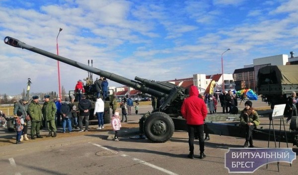 Выставка вооружения, военной и специальной техники Брестского гарнизона прошла у «ледового»
             
                Выставка вооружения, военной и специальной техники Брестского гарнизона прошла у «ледового»