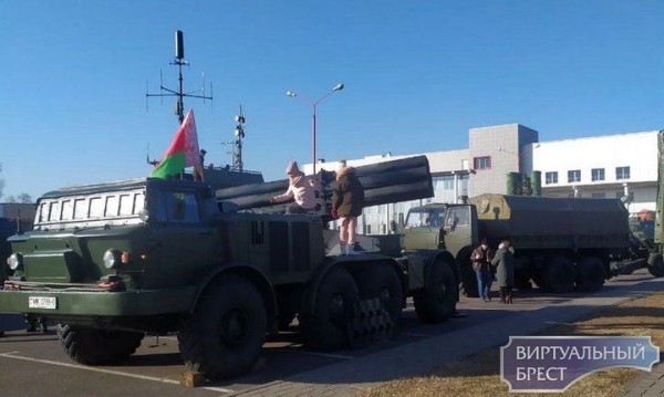 Выставка вооружения, военной и специальной техники Брестского гарнизона прошла у «ледового»
             
                Выставка вооружения, военной и специальной техники Брестского гарнизона прошла у «ледового»