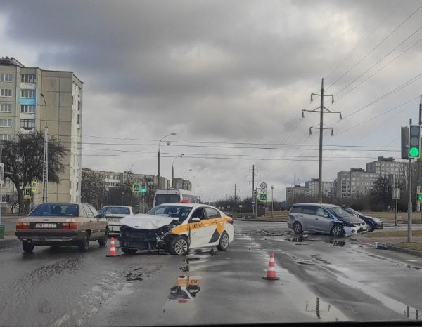 В Бресте столкнулись такси и легковушка, есть пострадавшие В Бресте столкнулись такси и легковушка, есть пострадавшие