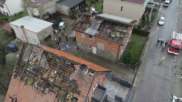 Буря в Польше крушила дома и уронила кран на стройке. Есть погибшие