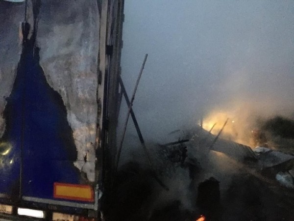 Полуприцеп грузового автомобиля полностью сгорел в Ивацевичском районе Полуприцеп грузового автомобиля полностью сгорел в Ивацевичском районе