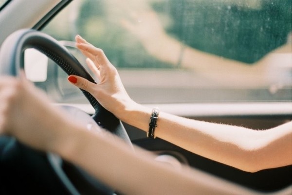 «Нога ребенка провалилась в днище машины». Женщина купила авто 2004 года выпуска и очень пожалела