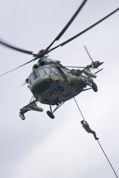 Под Брестом военные отработали элементы беспрашютного десантирования Под Брестом военные отработали элементы беспрашютного десантирования