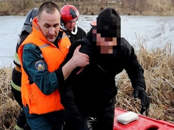 В Гомельской области пенсионеры провалились под лед. Их спасли работники МЧС. Видео