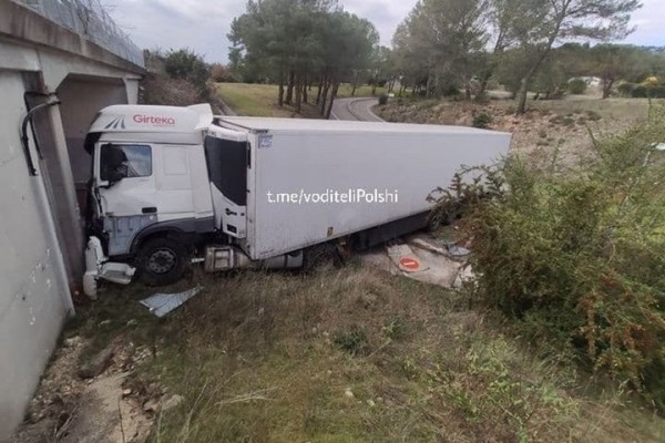Пьяные белорусы чудят за границей: один не смог въехать в тоннель, а другой дал взятку 20 евро Пьяные белорусы чудят за границей: один не смог въехать в тоннель, а другой дал взятку 20 евро