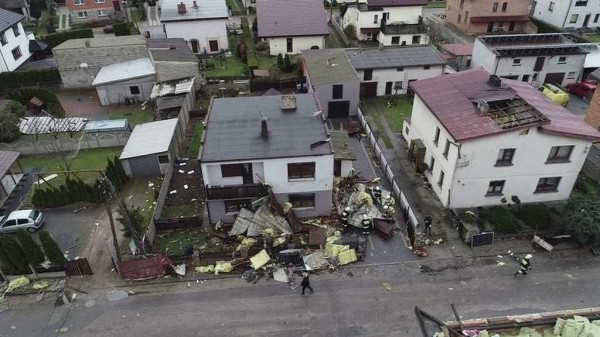 Буря в Польше крушила дома и уронила кран на стройке. Есть погибшие