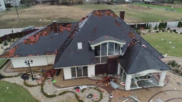 Буря в Польше крушила дома и уронила кран на стройке. Есть погибшие