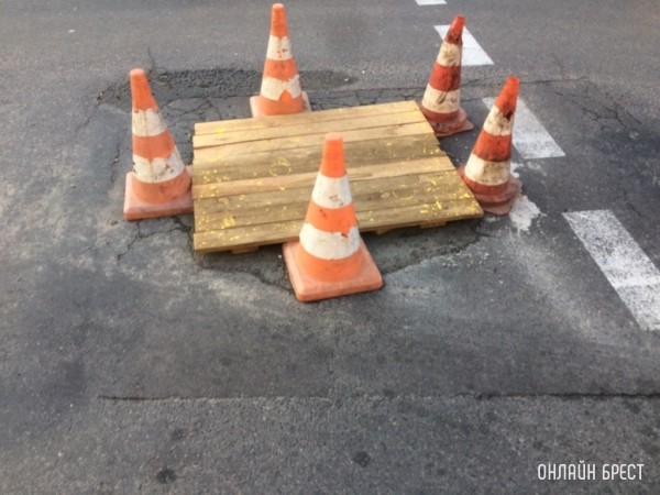 В Бресте зимой для ямочного ремонта применяют литой асфальтобетон и инфракрасный разогрев