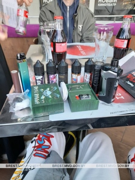 Спиртное, квартиры, коттеджи... Как подросток из Бреста погулял с друзьями на украденные деньги