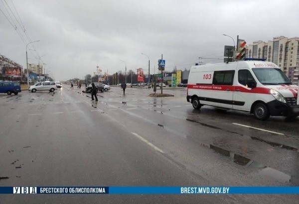 Автомобиль скорой, перевозивший ребенка, попал в ДТП в Бресте Автомобиль скорой, перевозивший ребенка, попал в ДТП в Бресте